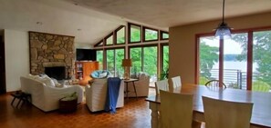 Fernseher, DVD-Player, Bücher