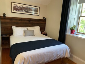 Habitació doble Deluxe, 1 llit de matrimoni | Roba de llit d'alta qualitat i matalassos amb encoixinament addicional 