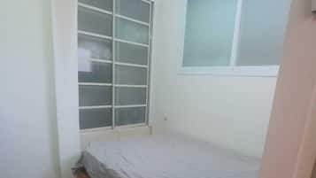 1 bedroom, desk, WiFi