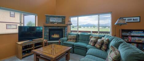 Smart TV, chimenea, libros y estéreo