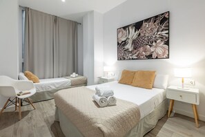 2 chambres, coffre-fort, fer et planche à repasser
