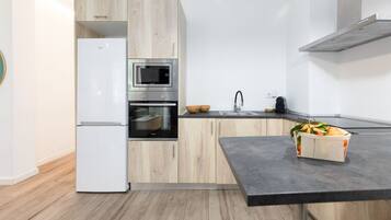 Een koelkast, een magnetron, een oven, een kookplaat