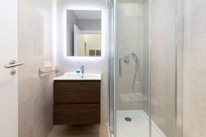 Bathtub, hair dryer, towels