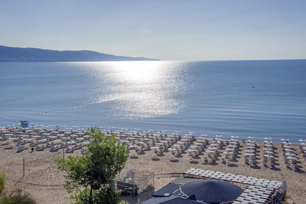 在海滩、沙滩椅、海滩遮阳伞