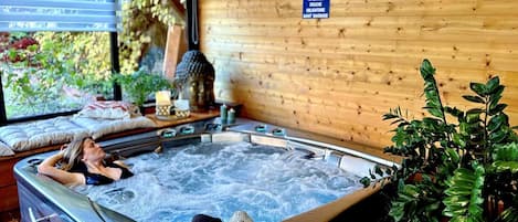 Couples treatment room(s), sauna, hot tub, steam room, massages