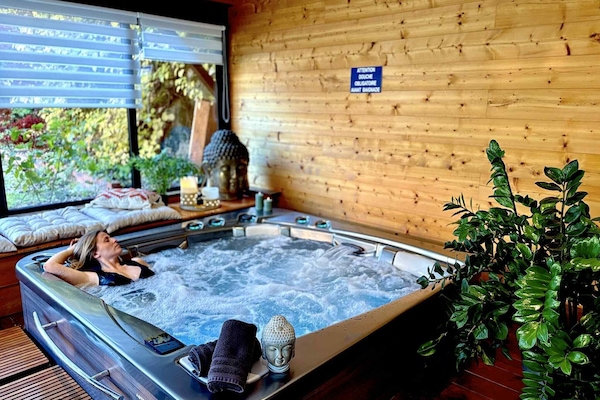 Couples treatment room(s), sauna, hot tub, steam room, massages