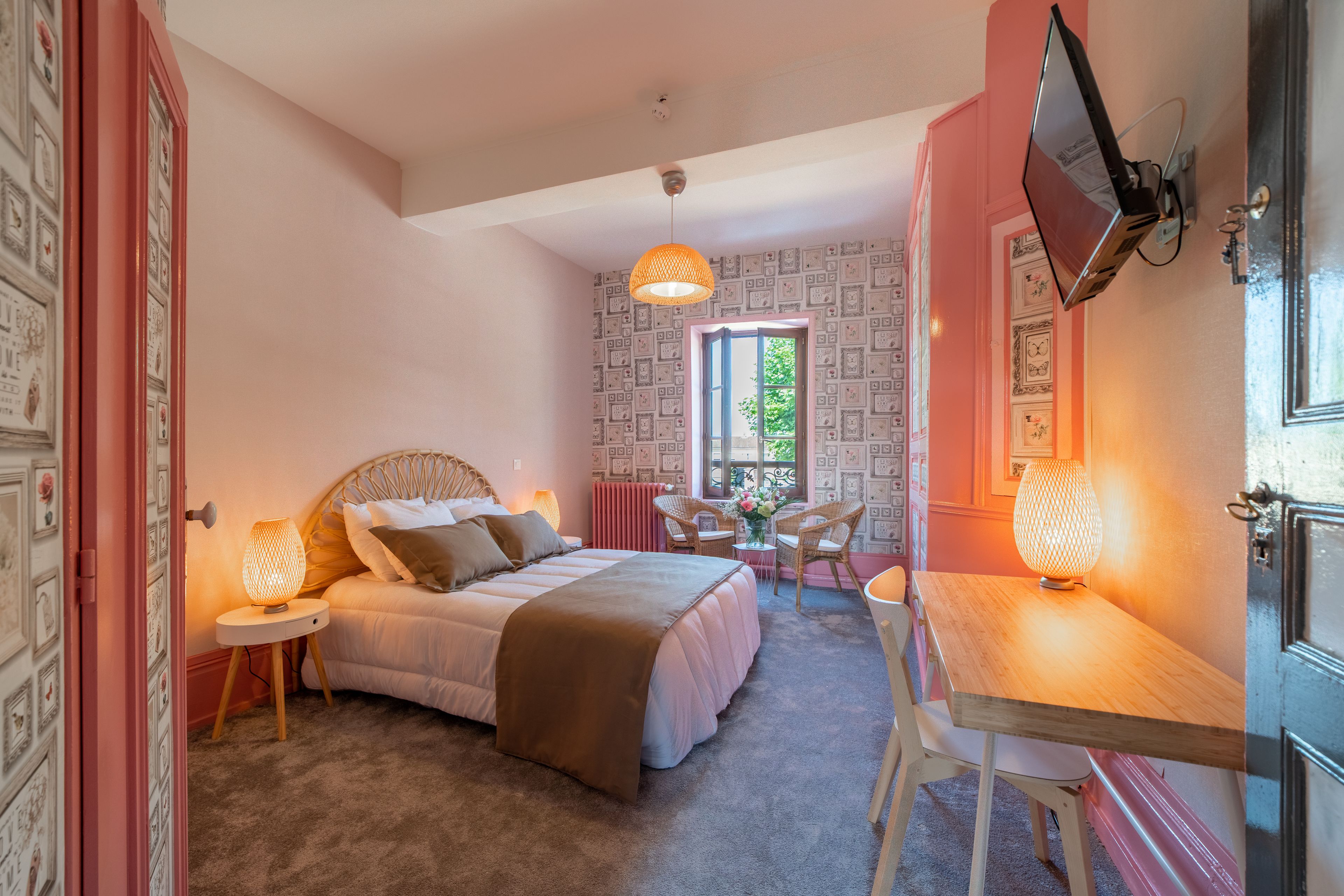 Ein Schlafzimmer mit Bett, Nachttischen, Schreibtisch und einem Sessel.