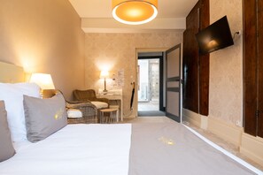 Luxe kamer | Badkamer | Een douche, gratis toiletartikelen, een haardroger, handdoeken