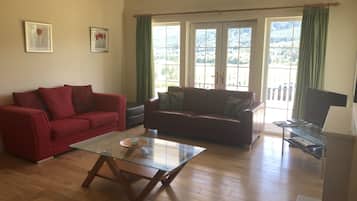 Deluxe Triple Room | Living area
