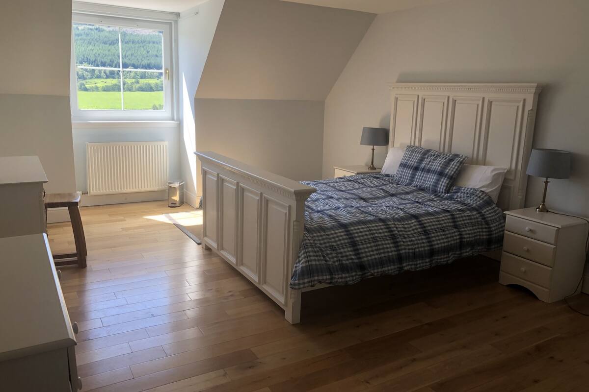 Habitación triple Deluxe | Tabla de planchar con plancha y ropa de cama 