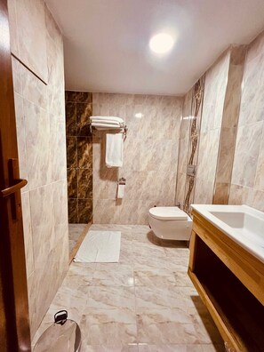 Family Bungalow, 4 Bedrooms, Balcony, River View, Jacuzzi | Salle de bain | Ensemble baignoire-douche, baignoire à remous