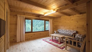 Perhebungalow, 3 makuuhuonetta, 2 kylpyhuonetta, jokinäköala | Olohuone | LCD-televisio, suoratoistopalvelut