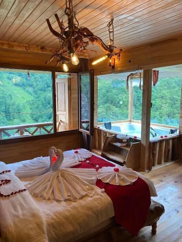 蜜月双人房, 1 张特大床, 河景 | 埃及棉床单、高档床上用品、隔音、免费 WiFi