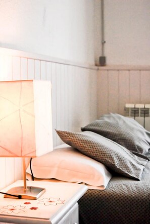 Habitación con 2 camas individuales | Camas supletorias, wifi gratis, ropa de cama