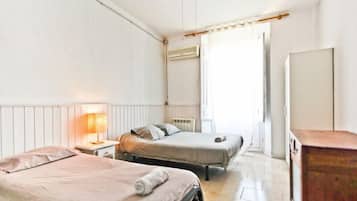 Habitación con 2 camas individuales | Camas extra, wifi gratis y ropa de cama