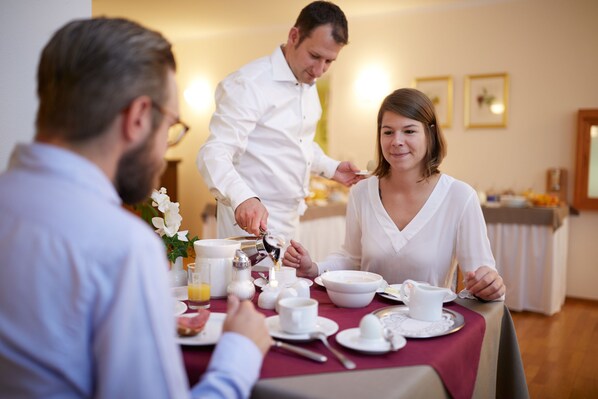 Daily buffet breakfast (EUR 15 per person) - Hotel Alter Wirt (Hallbergmoos)