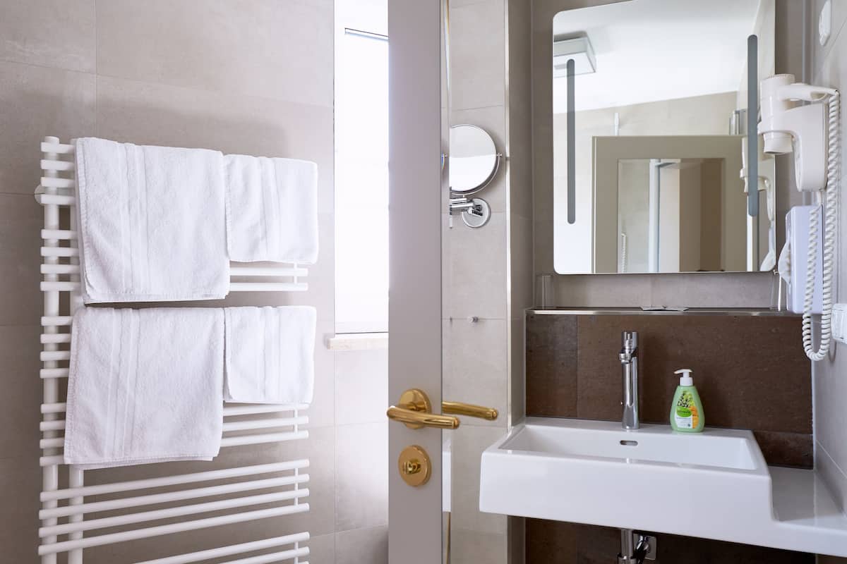 family room | bathroom | free toiletries, hair dryer, towels, soap