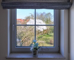 Ropa de cama de alta calidad, cubrecamas y minibar 