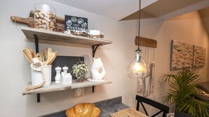 Een keuken met houten planken, een houten kom en een hanglamp.