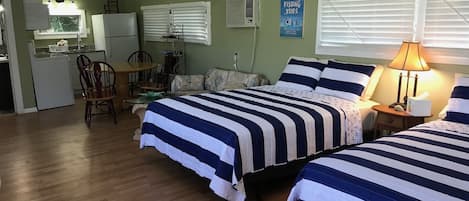 1 slaapkamer, een strijkplank/strijkijzer, wifi, beddengoed