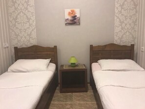 Chambre avec lits jumeaux | Fer et planche Ă repasser, Wi-Fi gratuit, draps fournis