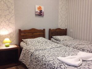 Chambre Double ou avec lits jumeaux, vue cour intérieure | Fer et planche à repasser, Wi-Fi gratuit, draps fournis