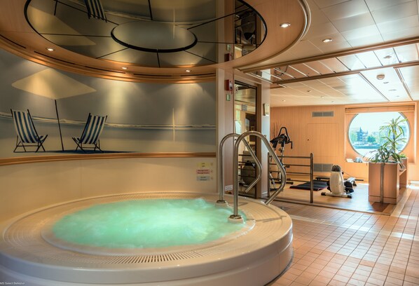Indoor spa tub