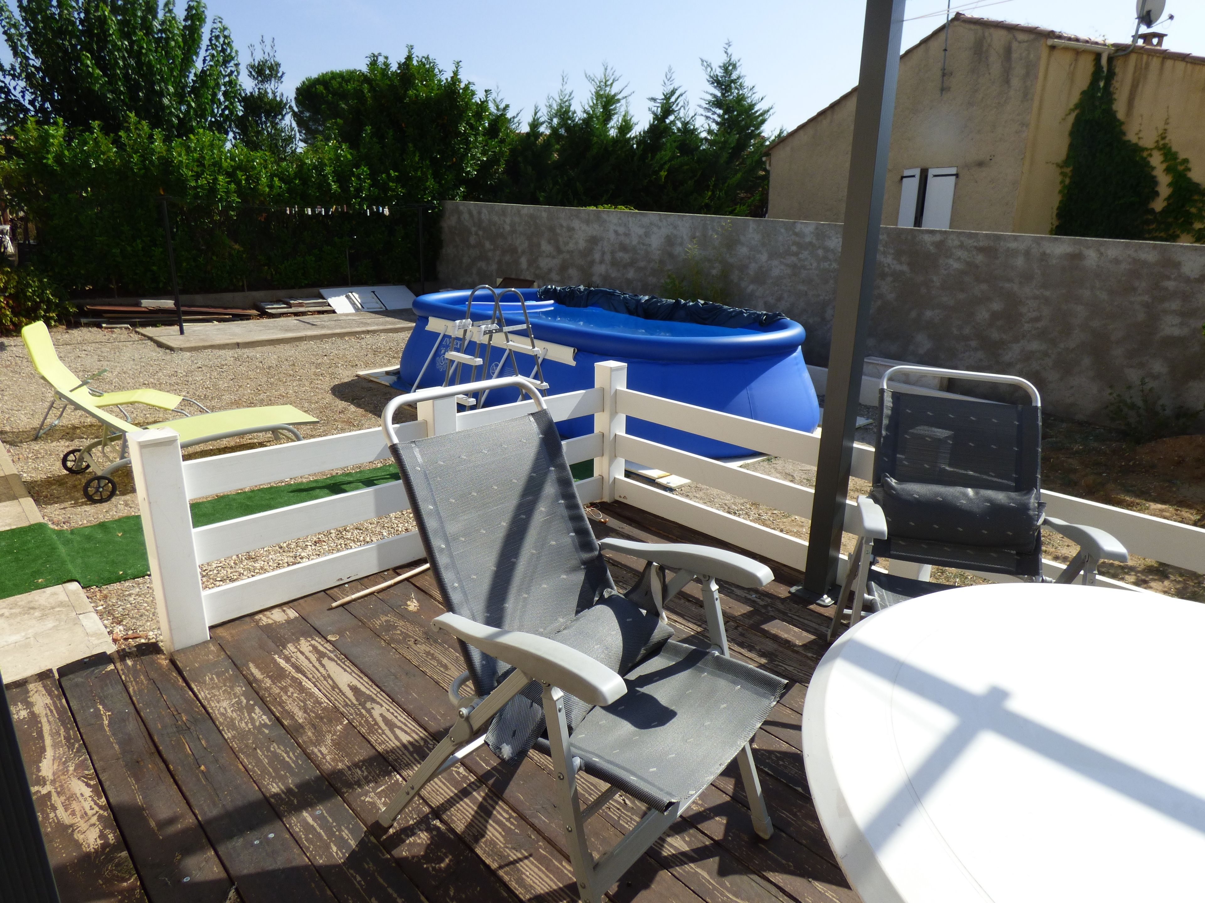 Kolam renang outdoor musiman