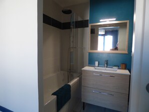 Doppelzimmer | Badezimmer | Duschwanne, kostenlose Toilettenartikel, Haartrockner, Handtücher