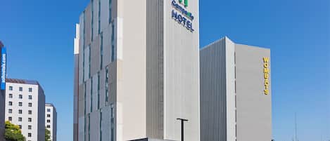 Un hotel moderno con un cartel llamativo del