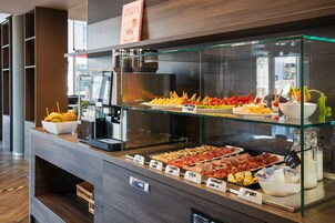Daily continental breakfast (EUR 12.00 per person)