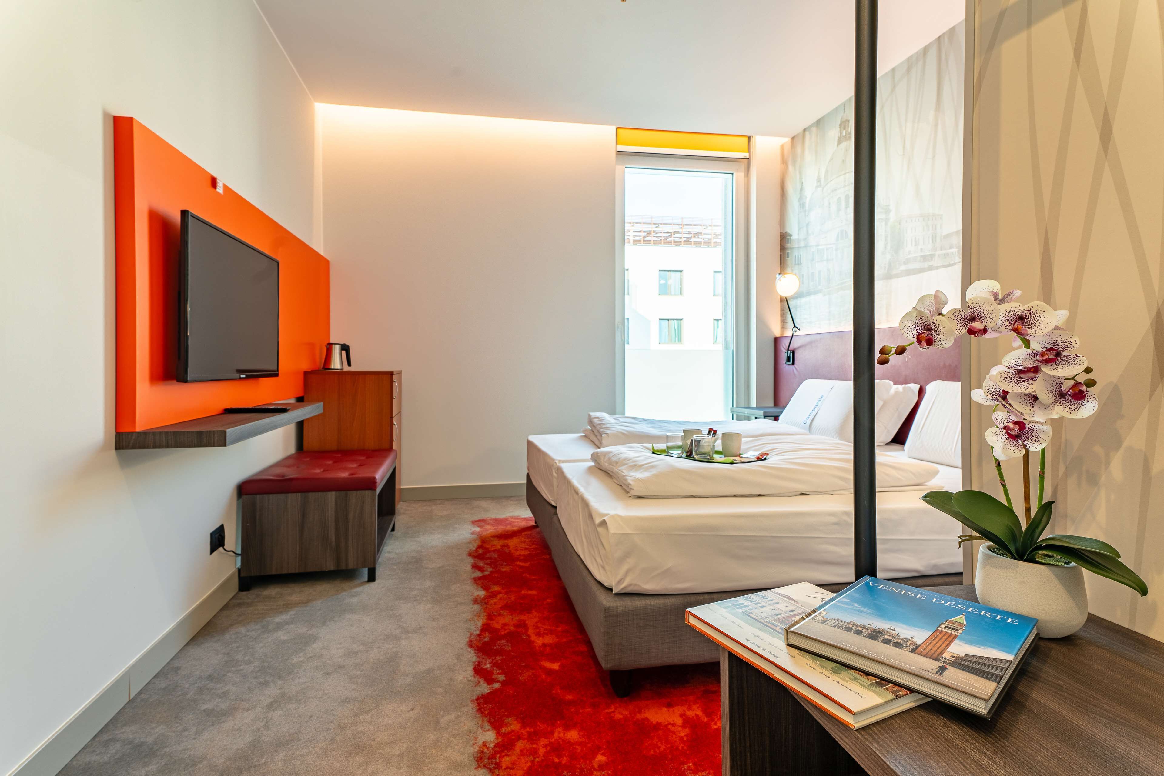 1 bedroom, down duvets, desk, laptop workspace