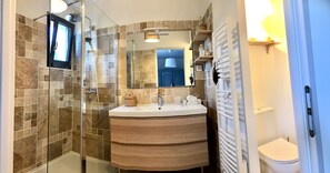 Een douche, een haardroger, handdoeken