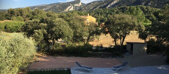 Villa climatisée, piscine privée non partagée et chauffée face au Luberon..