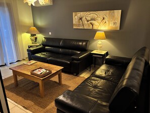 TV, ping pong - Air-conditioned villa, private swimming pool not shared and heated facing the Luberon .. (Maubec)