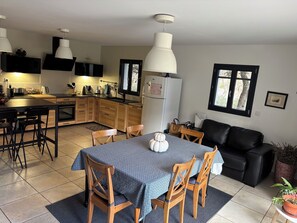 Interior - Air-conditioned villa, private swimming pool not shared and heated facing the Luberon .. (Maubec)