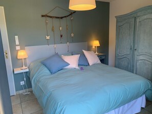 3 bedrooms, iron/ironing board, Internet, bed sheets - Air-conditioned villa, private swimming pool not shared and heated facing the Luberon .. (Maubec)