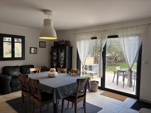 Dining - Air-conditioned villa, private swimming pool not shared and heated facing the Luberon .. (Maubec)