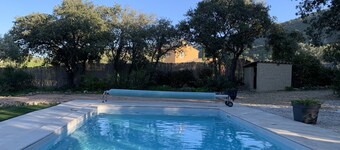 Air-conditioned villa, private swimming pool not shared and heated facing the Luberon ..
