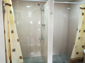 Bathroom shower - Art Garden Hostel and Tours (Yerevan)