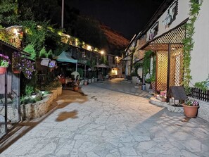 Interior entrance - Art Garden Hostel and Tours (Yerevan)