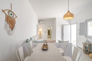 Deluxe-Villa, 2 Schlafzimmer (1) | Wohnbereich | 50-Zoll-Flachbildfernseher mit Satellitenempfang, Fernseher, Netflix