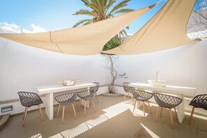 Dúplex junior, 1 cama Queen size y sofá cama, para no fumadores, vista al patio | Vista desde la habitación