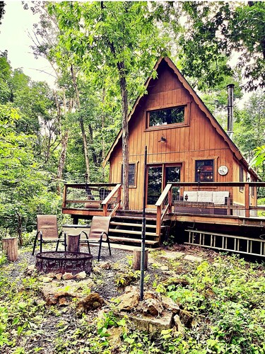 Cozy quaint cabin tucked back in the woods- Secluded, private - couples getaway