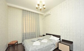 Habitación doble Confort | Escritorio, cortinas blackout y insonorización 