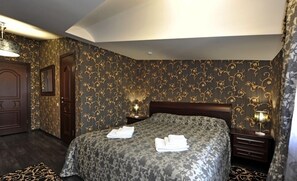 Quarto casal conforto | Escrivaninha, cortinas blackout, quartos à prova de som