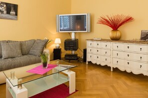 Business-Apartment | Wohnzimmer | Flachbildfernseher, DVD-Player