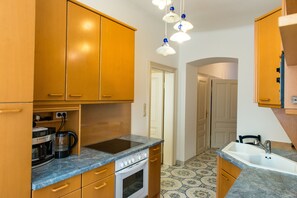 Business-Apartment | Eigene Küche | Kühlschrank, Ofen, Herdplatte, Wasserkocher mit Kaffee-/Teezubehör