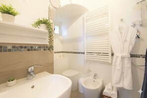 Bathroom - The Old Ship (Costarainera)