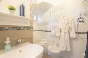 Apartment, 1 Bedroom | Bathroom | Shower, hair dryer, bidet, towels - The Old Ship (Costarainera)